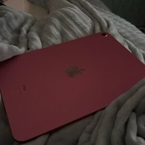 Pink iPad 10th generation like new ! Runs on WiFi